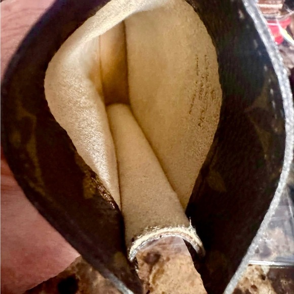 Louis Vuitton Monogram Sunglass Case in great condition - Picture 2 of 12